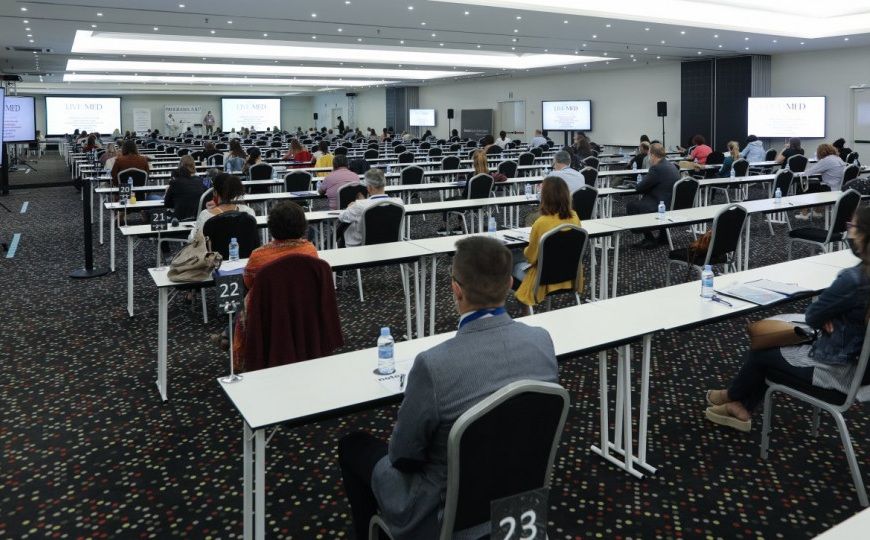 Reunion lors d'un congrès respectant les distances de sécurité