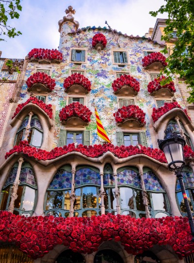 la Casa Batllo décorée de roses lors de la Sant Jordi